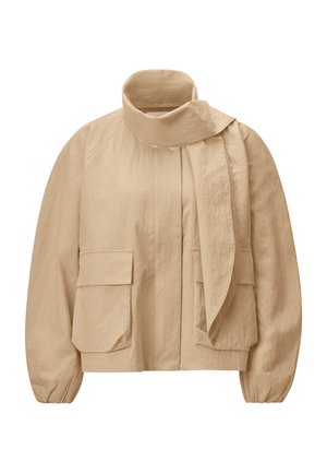 Giacca leggera beige con collo alto e dettaglio a fiocco, tasche frontali con patta, maniche lunghe e polsini elastici.