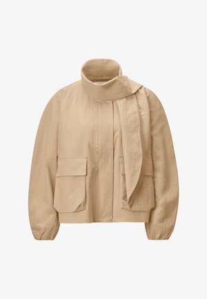 Beež värvikas kerge jakk, millel on kõrge kaelus, lipsu detail, esiküljel klapiga taskud, pikad varrukad ja elastsed mansetid.