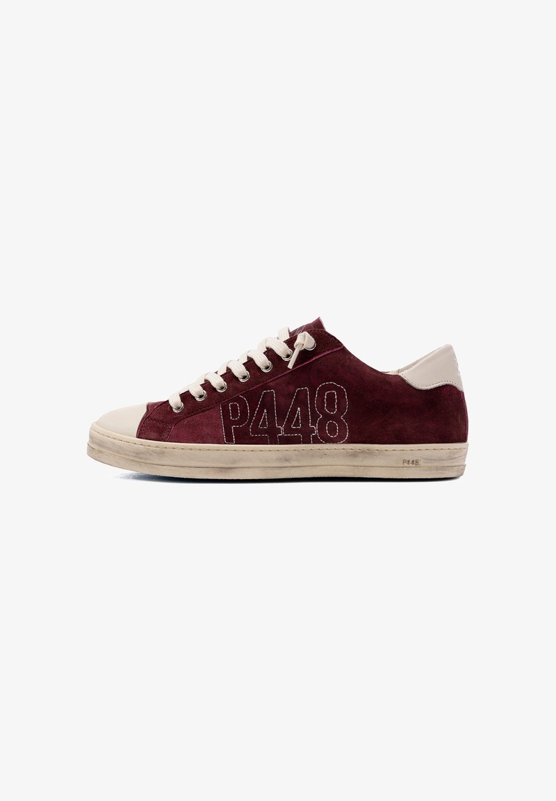 Baskets basses en daim bordeaux avec lacets blancs, bout et talon beige, et "P448" brodé sur le côté et la semelle.