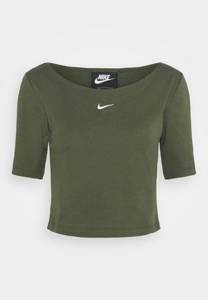 Oliwkowy krótki T-shirt Nike z półdługimi rękawami i małym białym logo Nike swoosh umieszczonym na środku pod szyją.