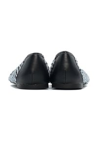 Ballerine in pelle nera con tomaia intrecciata in diverse tonalità di blu, con tacco basso e retro arrotondato. Superficie testurizzata senza dettagli visibili.