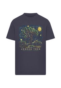 Marineblaues Shirt mit künstlerischem Joshua Tree und Wüstenlandschaft unter einem wirbelnden, sternenklaren Himmel, Text "Joshua Tree National Park" darunter.