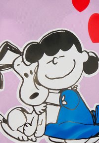 Ilustracja dziewczynki w niebieskiej sukience, przytulającej białego psa na różowym tle. Zawiera wyraźne czarne kontury i czerwone serca.