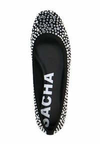 Ballerine noire avec des embellissements en strass au niveau des orteils, dotée d'un intérieur noir uni et d'un logo de marque bien en vue sur la semelle.