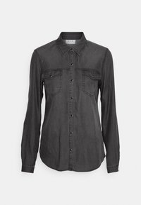 Camicia in denim grigio con colletto a punta, maniche lunghe, due tasche sul petto, chiusura frontale con bottoni e dettagli di cuciture a contrasto.