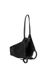 Borsa a spalla nera con texture in pelle liscia e feltro, caratterizzata da lunghe tracolle e dettagli arrotondati alla base. Design aperto in alto per un facile accesso.