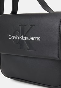 Calvin Klein Jeans SCULPTED FLAP MONO - Bandolera - black