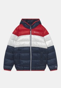Červená, bílá a námořnická puffer bunda s kapucí; horizontální barevné bloky; zapínání na zip; prošívaná textura; má logo Champion na hrudi.