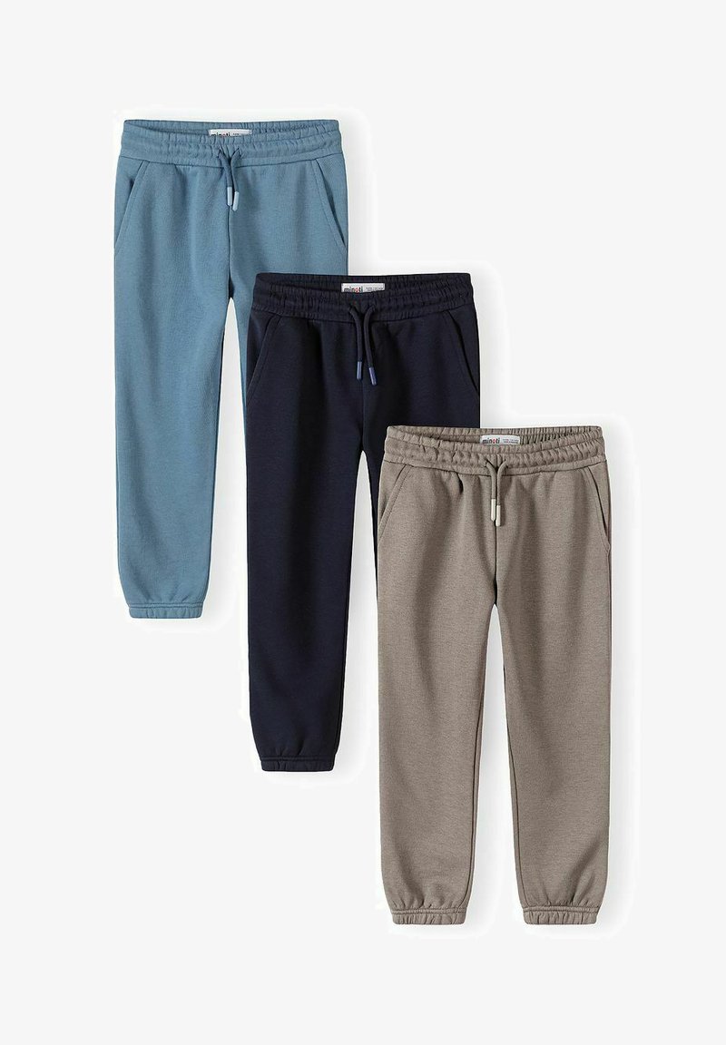 Tre paia di pantaloni jogger per bambini con vita elastica, nei colori blu, blu scuro e taupe, con tasche laterali e polsini alla caviglia, disposti piani su sfondo bianco.