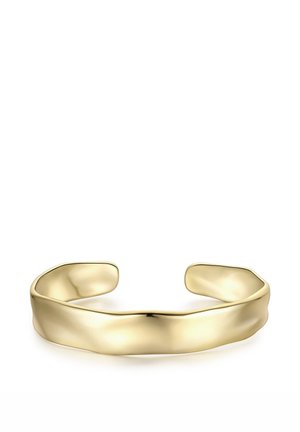 Open cuff armband met goudkleurige afwerking, een gladde, licht onregelmatige gepolijste oppervlakte en zacht afgeronde randen.