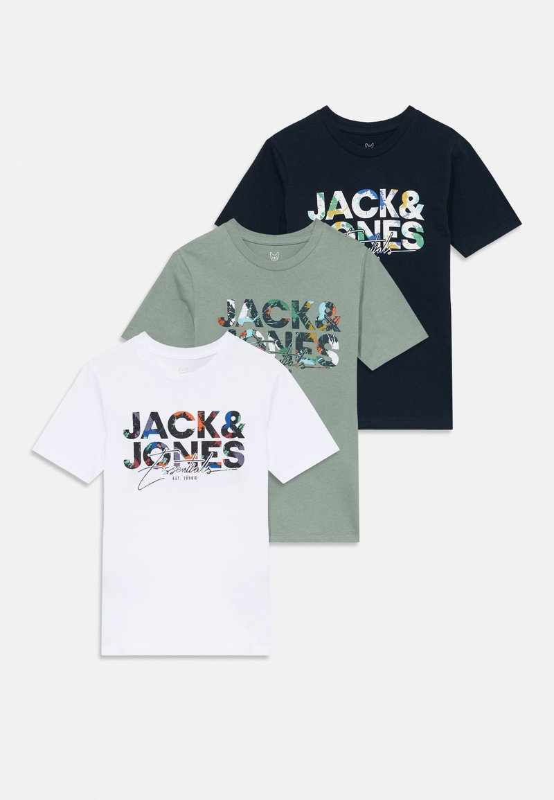 Trīs T-krekli sakrauti: balts ar krāsaino "JACK & JONES" logotipu, zaļš ar līdzīgu dizainu un jūras zilas krāsas krekls augšpusē.
