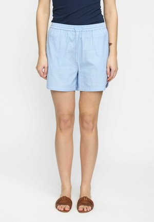 Pantaloni corti a righe azzurro chiaro con elastico in vita, tasche laterali e vestibilità ampia, indossati con sandali a ciabatta intrecciati marroni.