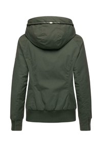 Giacca verde oliva con cappuccio, polsini ed elastico in vita. Tessuto liscio con una vestibilità elegante e dettagli minimi. Vista posteriore in evidenza.