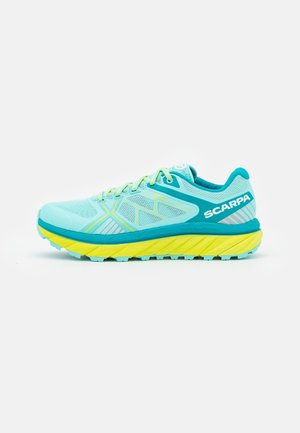 Chaussure de trail Scarpa bleu clair et jaune avec tige en mesh, semelle rembourrée et talon renforcé, vue de profil.