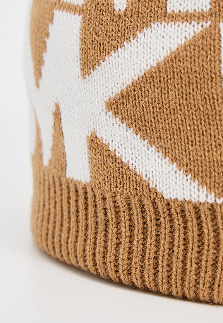 Brązowy dziany beanie z białymi wzorami geometrycznymi. Posiada prążkowaną strukturę i dopasowaną mankietę dla zapewnienia ciepła.