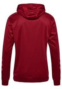 Czerwona bluza z kapturem i długimi rękawami, o gładkiej fakturze, z różowymi tonowanymi paskami na rękawach. Ściągacze na mankietach i dole bluzy.