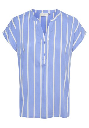 Blouse légère bleu clair à manches courtes avec des rayures blanches verticales, dotée d'un col en V, d'une patte de boutonnage et d'une texture de tissu douce et lisse.