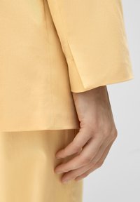 s.Oliver BLACK LABEL STRETCH - Manteau court - hellgelb