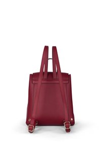 Zaino in pelle bordeaux con spallacci regolabili e dettagli in metallo dorato, mostrato da dietro su uno sfondo bianco.