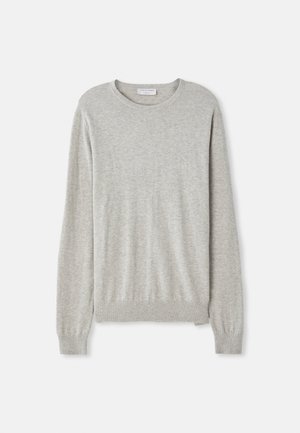 Hellgrauer Strickpullover mit Rundhalsausschnitt, langen Ärmeln und gerippten Bündchen sowie Saum, der eine weiche, glatte Textur aufweist.