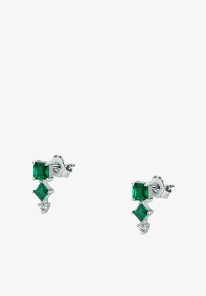 Silberne Stecker mit je drei Edelsteinen: quadratische und diamantförmige grüne Steine über einem kleinen runden, klaren Edelstein auf weißem Hintergrund.