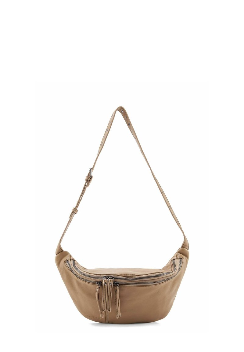 Borsa a tracolla in pelle marrone con forma curva, chiusura con zip e tracolla regolabile con dettagli metallici. Texture liscia e design minimalista.