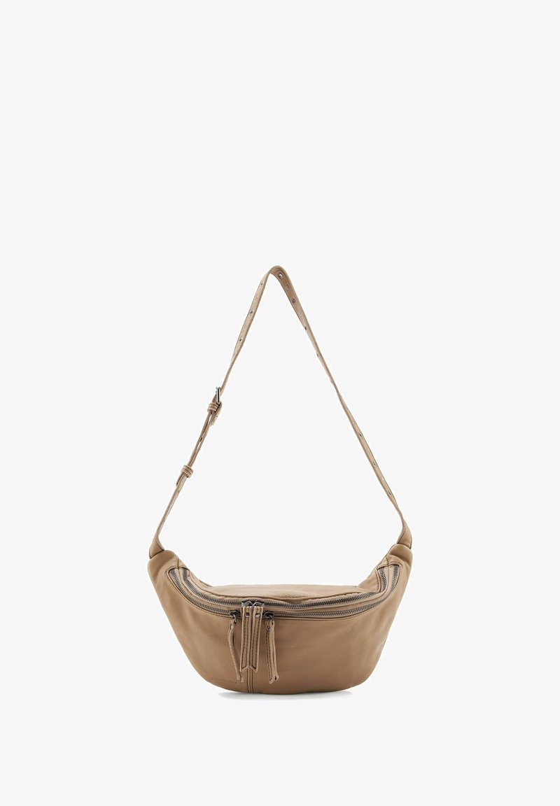 Bruine leren schoudertas met een gebogen vorm, ritsafsluiting en een verstelbare strap met metalen accenten. Gladde textuur en minimalistisch ontwerp.