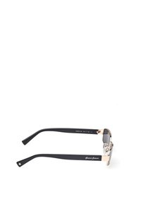 Černé sluneční brýle s lesklým povrchem, zdobené zlatými akcenty a hvězdicovým logem na stranách. Šedé zbarvené čočky a obdélníkový tvar.