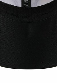 Schwarze Mütze mit glatter Textur und gebogenem Schild. Innenfutter hat eine graue Ausstattung mit einem in der Mitte genähten Etikett.