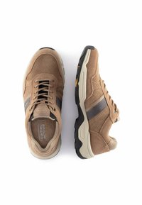 Beige Sneaker mit Obermaterial aus Wildleder, Netzpaneelen und einer strukturierten Oberfläche. Mit einem grauen Streifen und einer kontrastierenden schwarzen Außensohle. Markenlogo auf der Zunge.