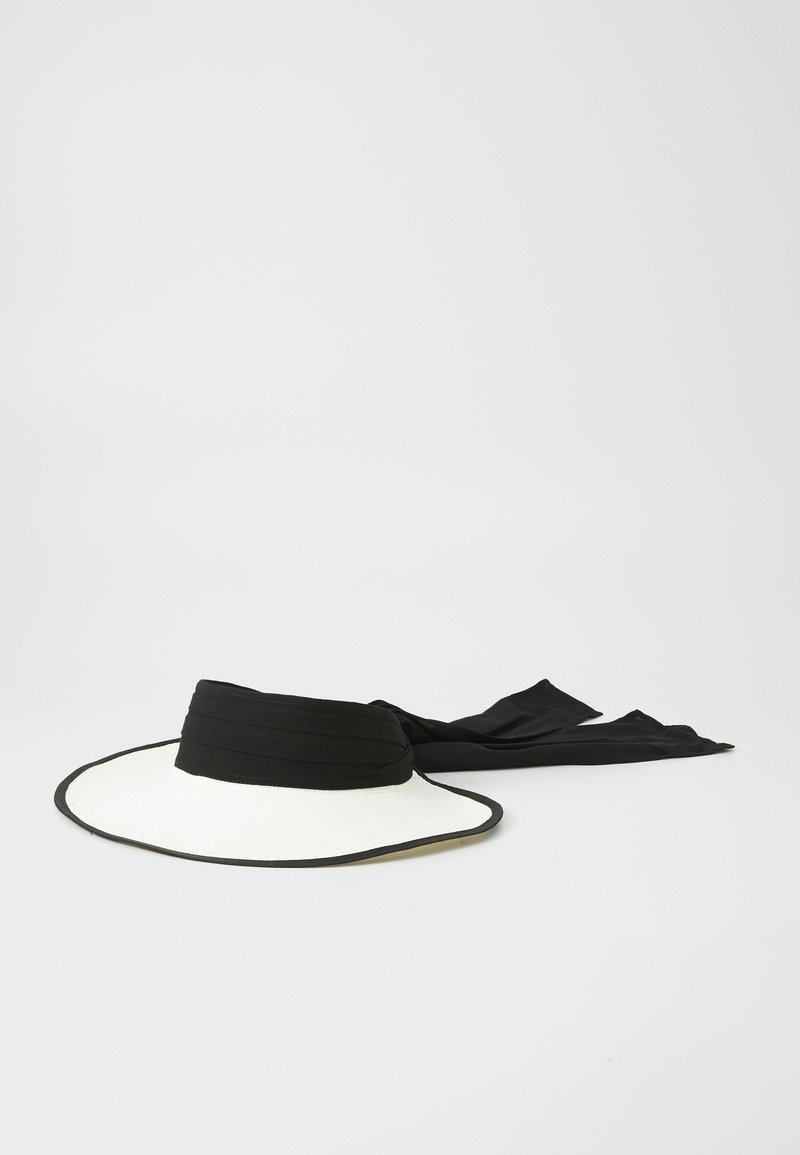 Chapeau de soleil à large bord avec un corps tissé blanc, un contour noir et un bandeau en tissu noir. De longues attaches en tissu s'étendent depuis le bandeau.