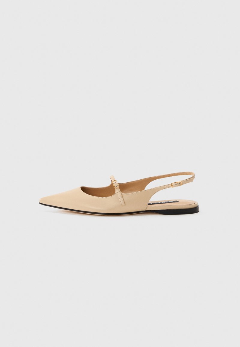 Balerini slingback din piele bej, cu vârf ascuțit, curea la gleznă și toc jos. Textură netedă cu accente hardware minime.