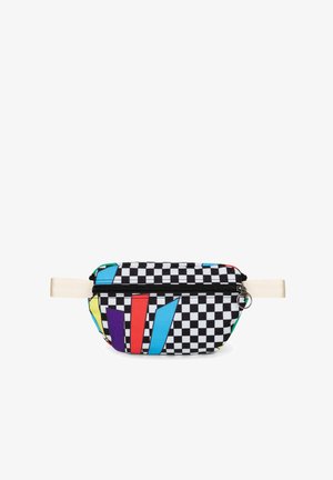 Riñonera en un patrón de cuadros en blanco y negro con formas geométricas coloridas. Cuenta con una correa ajustable en crema y cierre con cremallera.