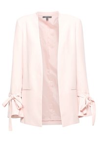Jasnoróżowa kobieca marynarka z otwartym przodem, długimi rękawami i przewiązanymi kokardami przy mankietach. Gładka podszewka i dopasowany krój.