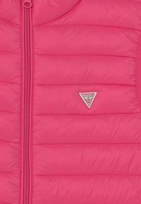 Rosa Steppweste mit Reißverschluss, horizontal gestepptem Design und kleinem, dreieckigem Guess-Logo auf der Vorderseite. Glatte, glänzende Struktur.