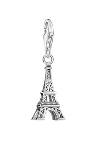 Charm en argent représentant la Tour Eiffel, avec des détails complexes, orné d'une pierre précieuse transparente et d'un fermoir à homard pour l'attache.