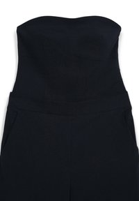 Jumpsuit nero aderente senza spalline con busto strutturato e dettaglio cintura larga su sfondo bianco.