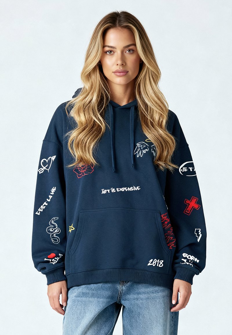 Felpa blu navy con tasca anteriore, cappuccio con cordino e varie grafiche colorate, tra cui testo, simboli e motivi sulle maniche.
