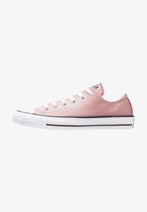 Canvas-Sneaker in einem lila Farbverlauf, mit weißen Schnürsenkeln und einer Gummikappe. Mit schwarzem Seitenstreifen und strukturierter Oberfläche. Niedrigschnitt-Design.