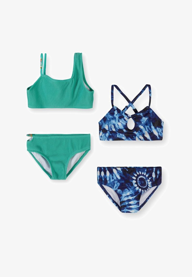 Deux ensembles de maillots de bain pour filles : un turquoise uni texturé avec des bretelles perlées, un bleu tie-dye avec des bretelles croisées et un détail ouvrant.