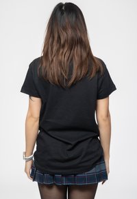 Paradiso Clothing BILLIE EILISH HUG - Print T-shirt - black