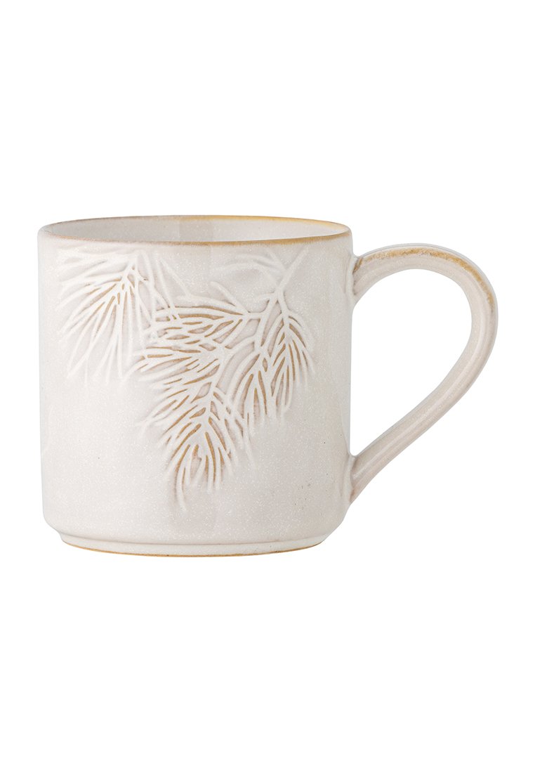 Keramiktasse mit strukturiertem weißen Oberflächen, die ein blattartiges Design zeigt. Geformter Griff, leicht ausgefranster Rand und erdige Farbtöne am oberen Rand.