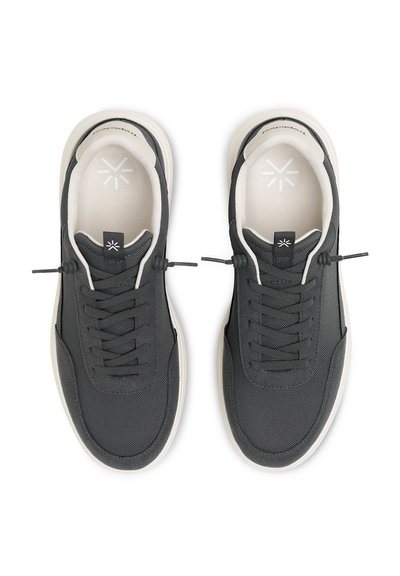 Šedé boty s síťovaným materiálem, kulatou špičkou, kontrastní krémovou podešví, plochými tkaničkami a malým logem na jazyku, s texturovaným povrchem.