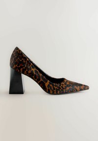 Cipele s visokim potpeticama u leopard uzorku, sa šiljastim vrhom, teksturiranim materijalom i debelom crnom blok potpeticom.