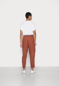 esmé studios HENA 7/8 INSEAM CARROT SHAPED PANTS - Calças - sequoia