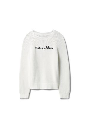 Weißer Strickpullover mit langen Ärmeln und gerippten Bündchen, mit der Aufschrift "Calvin Klein" in schwarzer Schrift auf der Brust gestickt.