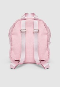 Zaino rosa con texture morbida simile a un orsacchiotto, dotato di spallacci piatti e accessori in argento. Tessuto liscio sulla parte principale; lati in peluche.