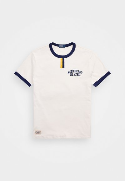 Hvit bomulls T-skjorte med marineblå rund hals og ermekanter. Har en liten gul knappdetalj og brodert "NORTHEAST RL ATHL."