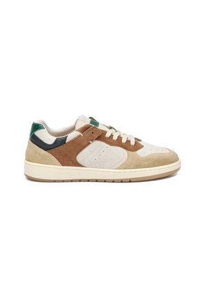 Zapatillas elaboradas con gamuza beige y cuero liso, con acentos en marrón y verde oscuro, que cuentan con una suela acolchada y cordones clásicos.