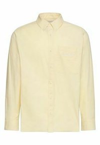 Chemise beige à manches longues, boutonnée, avec un col et une poche poitrine, présentée sur un fond blanc uni.